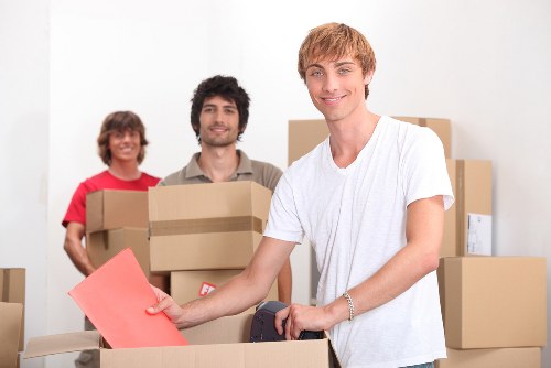 Secure transportation of belongings in Hainault